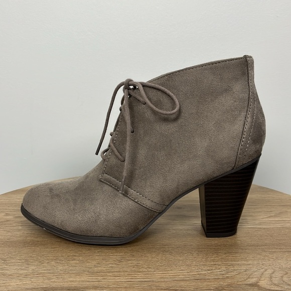 Y Not Olivia Lace Up Heeled Ankle Booties Faux Suede Taupe Brown Sz 10 Cottage - Picture 7 of 12
